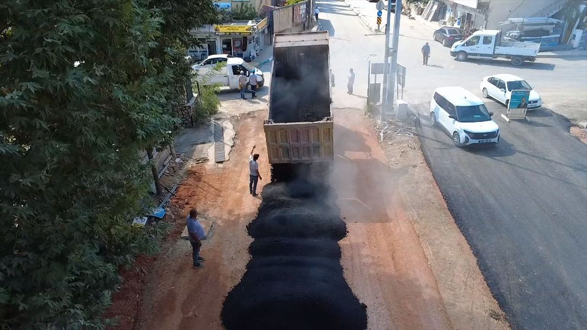 Gülnar'da sıcak asfalt çalışmaları sürüyor