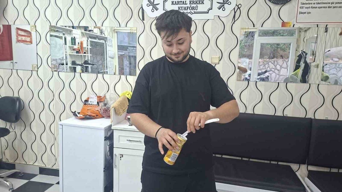 Kuaförden anlamlı uygulama: Jiletleri çöpe atmıyor, geri dönüşüme gönderiyor