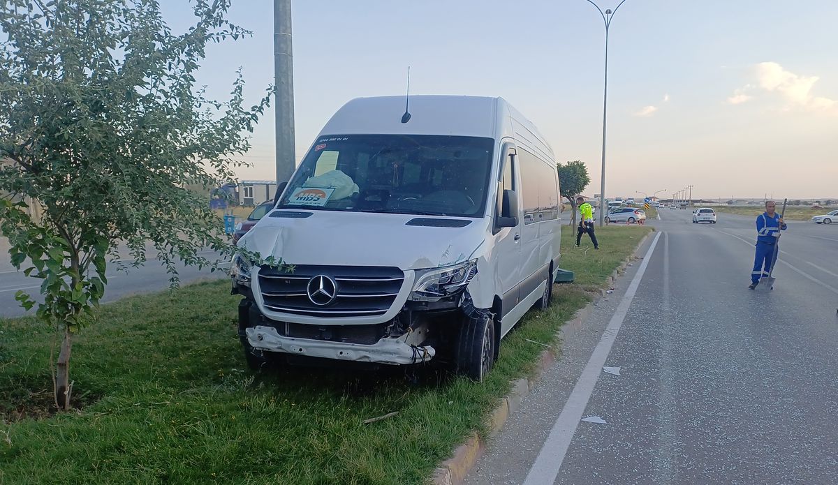 AKSARAY'da Minibüs Reklam Panosuna Çarptı: 6 Yaralı