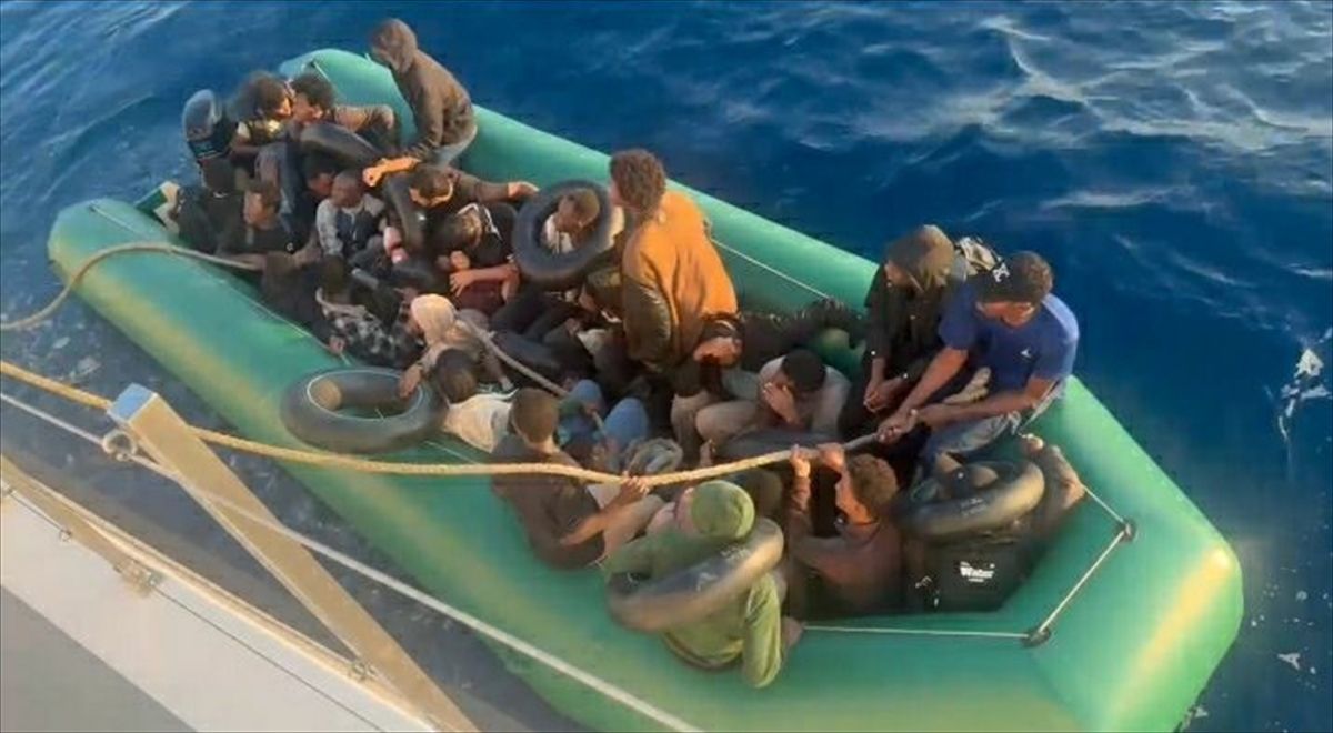 İzmir'de lastik botta 30 göçmen kurtarıldı