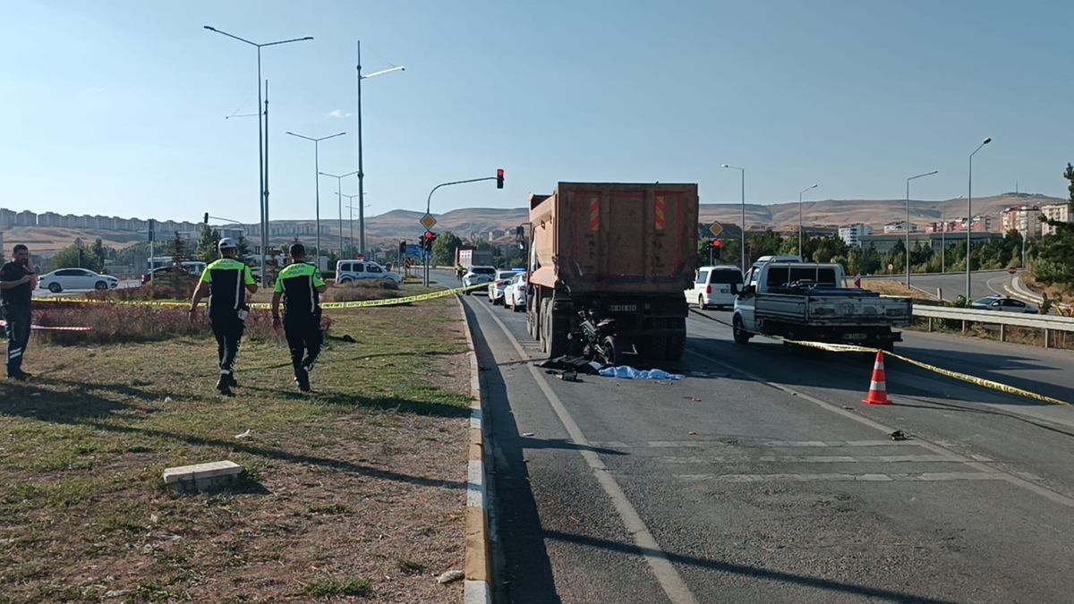 Sivas'ta Motosiklet ile Kamyon Çarpıştı: 19 Yaşındaki Sürücü Hayatını Kaybetti
