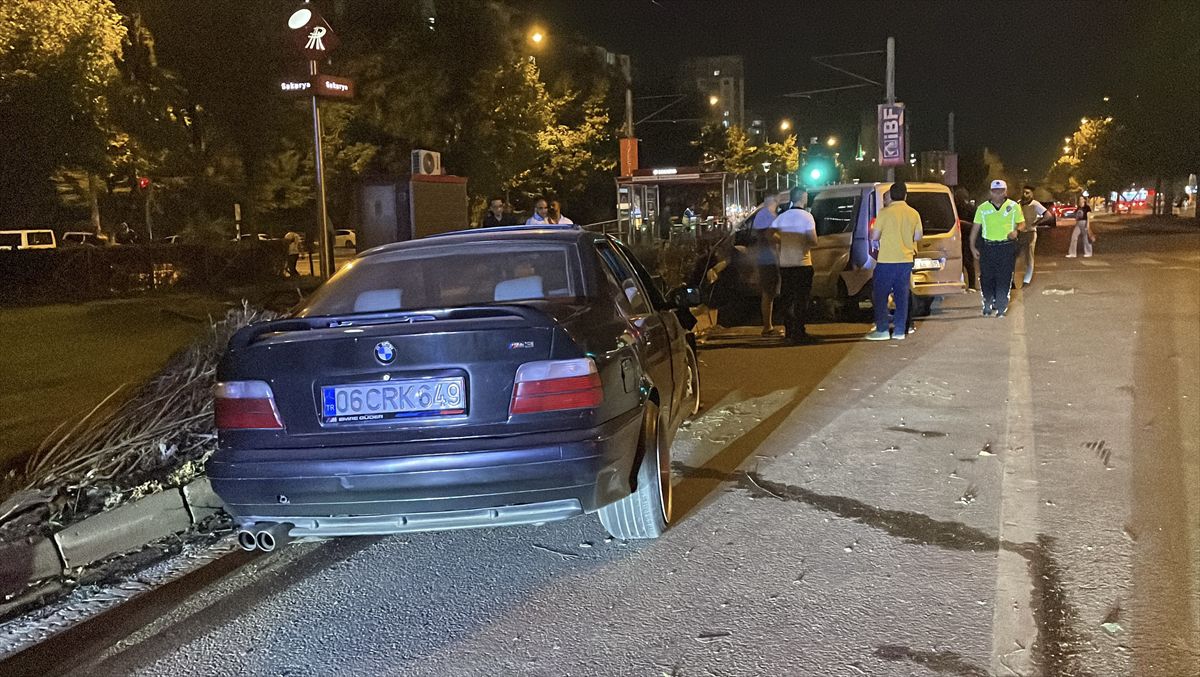 Kayseri'de İki Otomobil Çarpıştı: 3 Yaralı