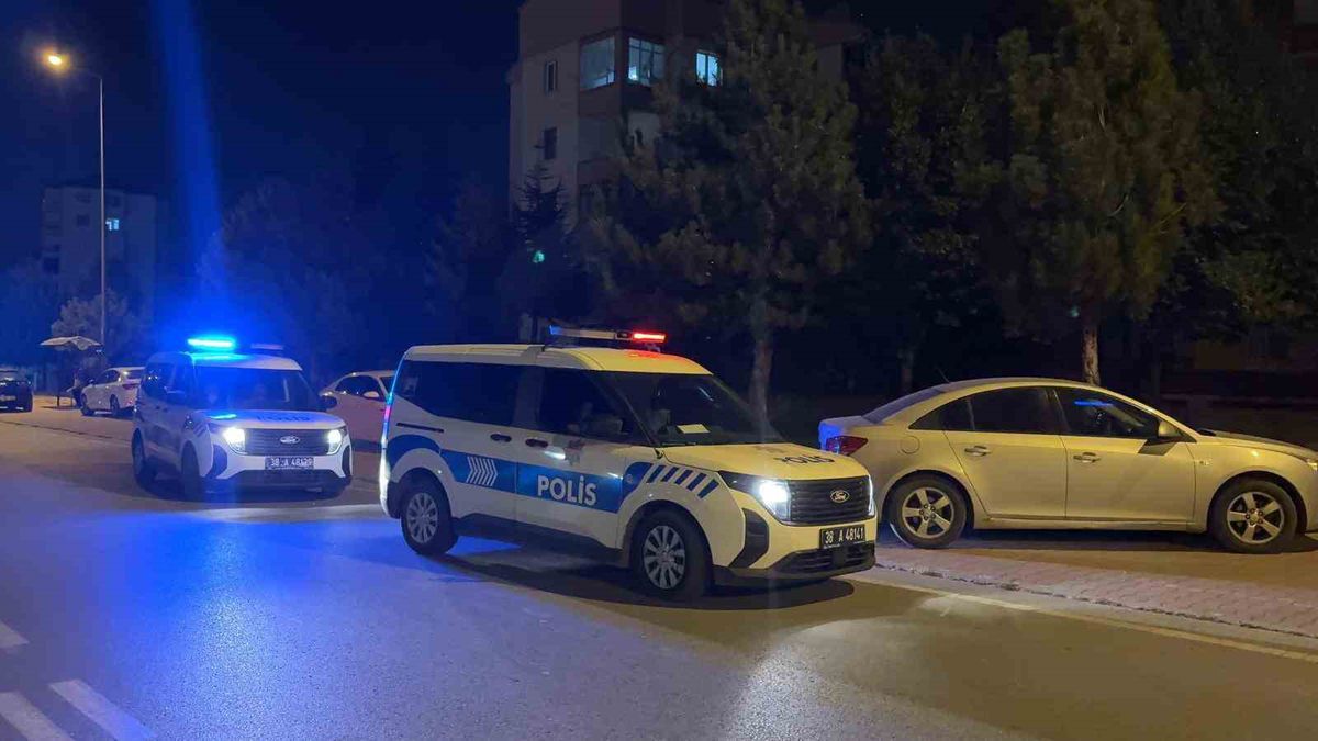 Kayseri'de Komşu Kavgası Kanlı Bitti: Kaldırım Taşıyla Ağır Yaralandı