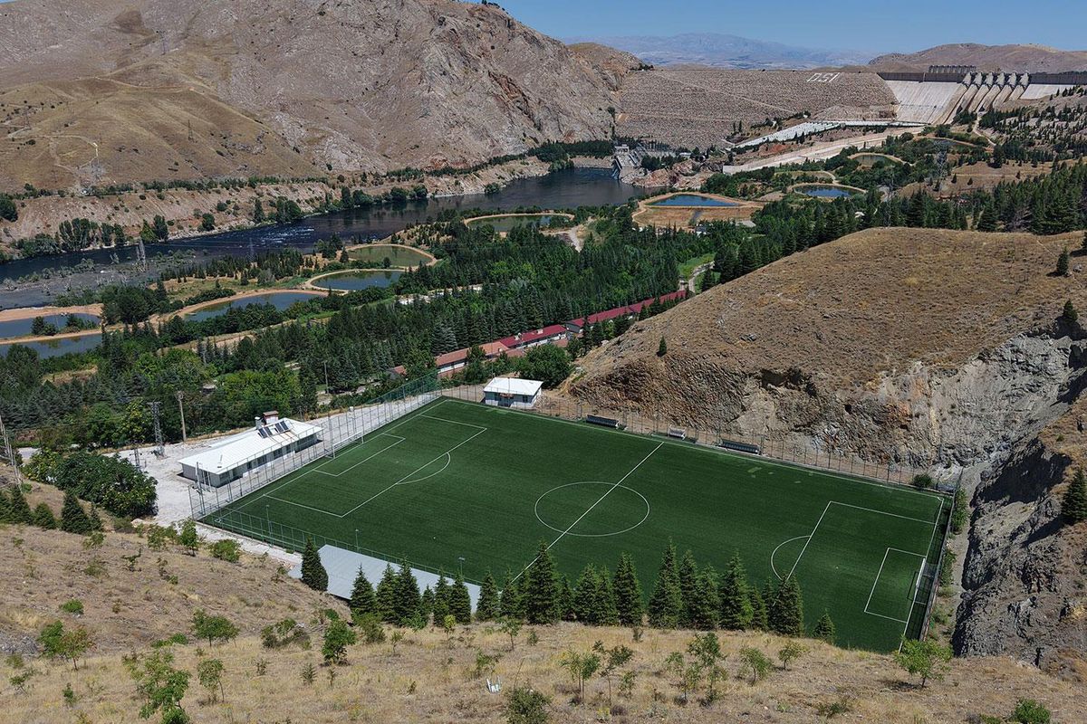 Keban Baraj Gölü manzaralı dağ dibinde stat