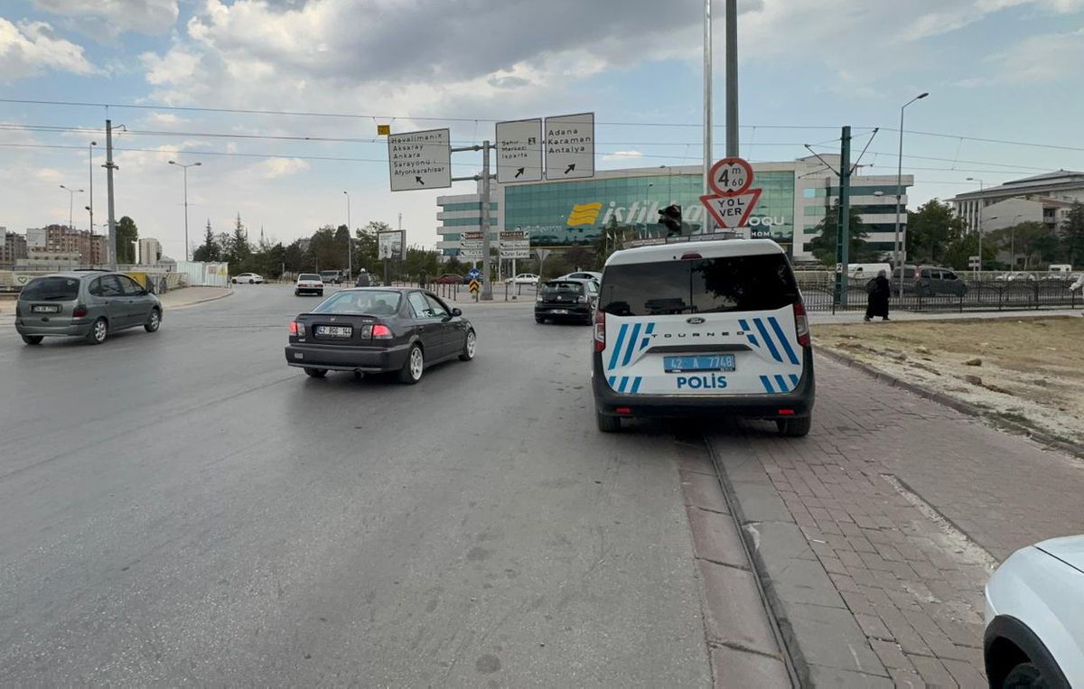 Konya'da Genç Kız Kıskançlık Kavgasında Arkadaşını Falçatala Yaraladı