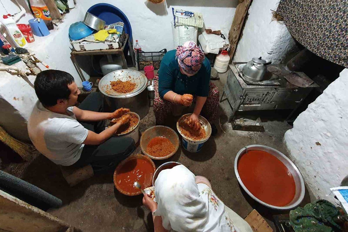 Refahiyeli Kadınların Kışlık Mesaisi: Organik Domatesle Menemen ve Salça
