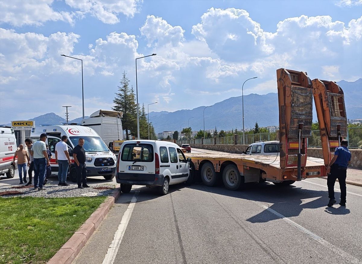 Seydişehir'de çekici ile hafif ticari araç çarpıştı: 5 yaralı