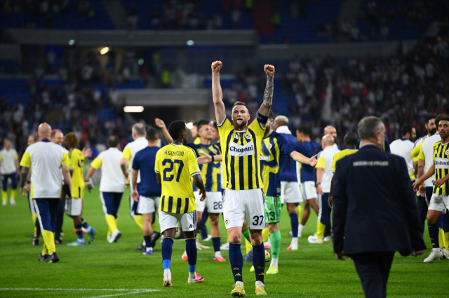 Fenerbahce players celebrating victory against Lyon