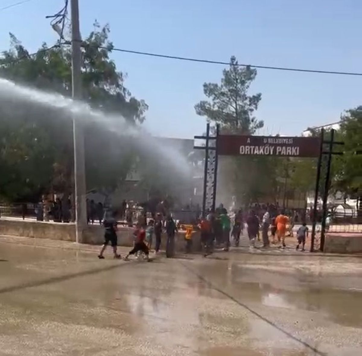 Mardin'de Sıcaktan Bunalan Çocukları Muhtar Suyla Serinletti
