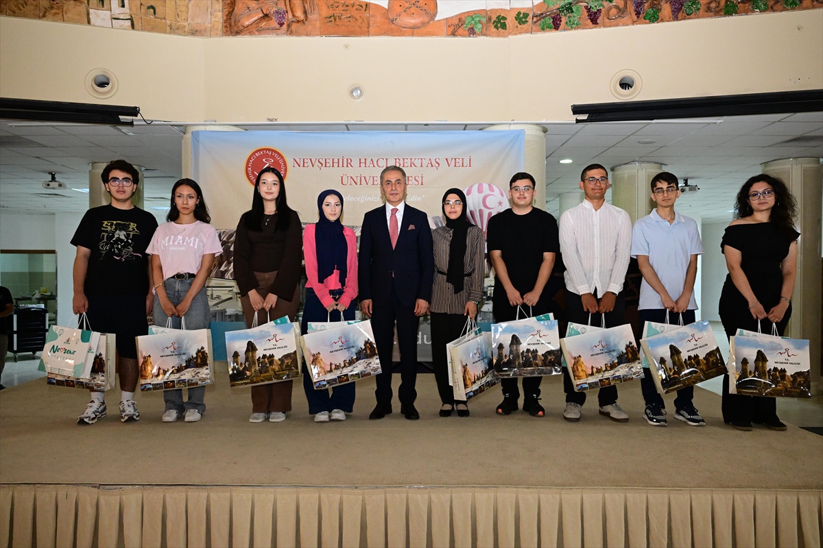 Nevşehir'de YKS'de ilk 10 bine giren öğrencilere ödül ve tebrik