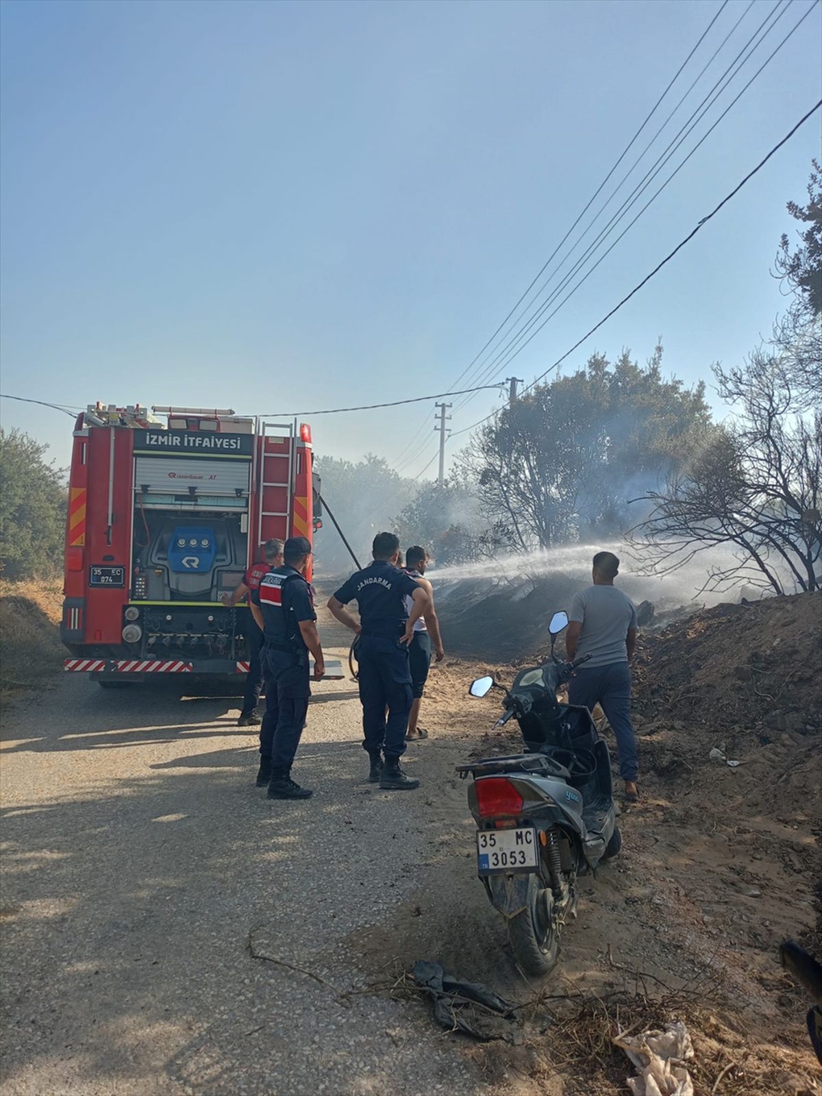 Ödemiş'te zeytinlik yangını kontrol altında