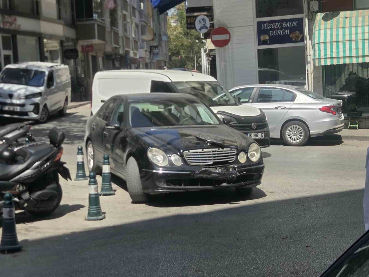 Bursa'da Motosiklet ile Otomobil Çarpıştı: Bir Yaralı