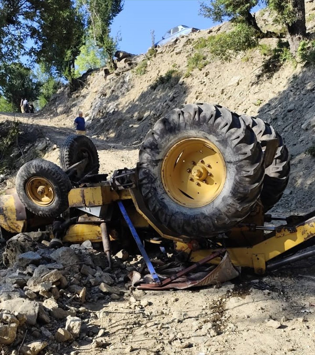 Kadirli'de İş Makinesi Devrildi: Operatör Yaralandı