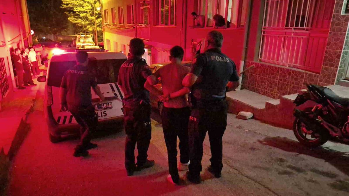Eskişehir'de polise mukavemet: Gözaltına alınan genç ters kelepçelendi, anne sinir krizi geçirdi