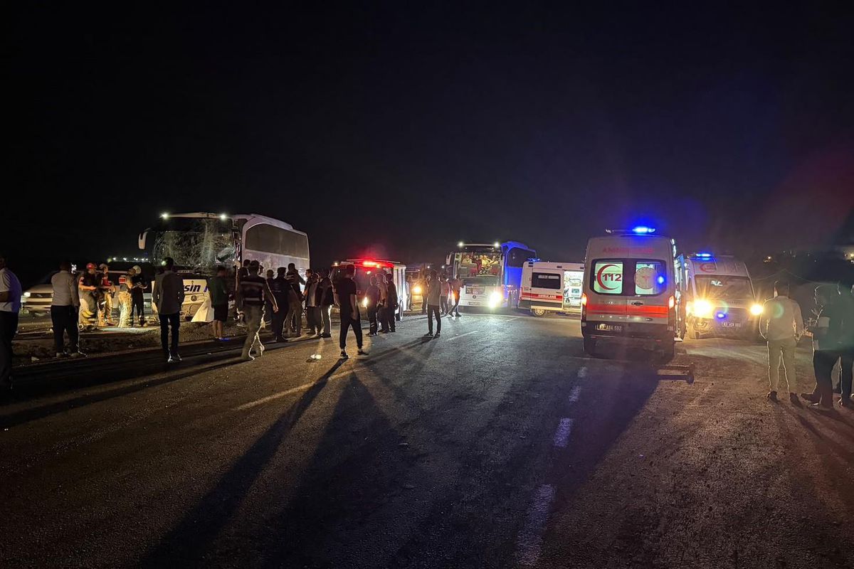 Kutlama dönüşü kaza: Yolcu otobüsleri çarpıştı, 13 kişi yaralandı