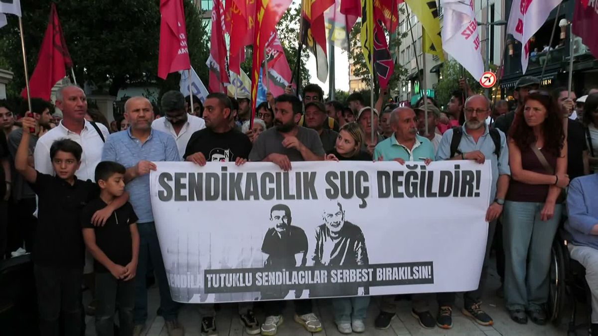 Maden İşçileri Sendikası liderlerinin tutuklanmasına Kadıköy'de protesto