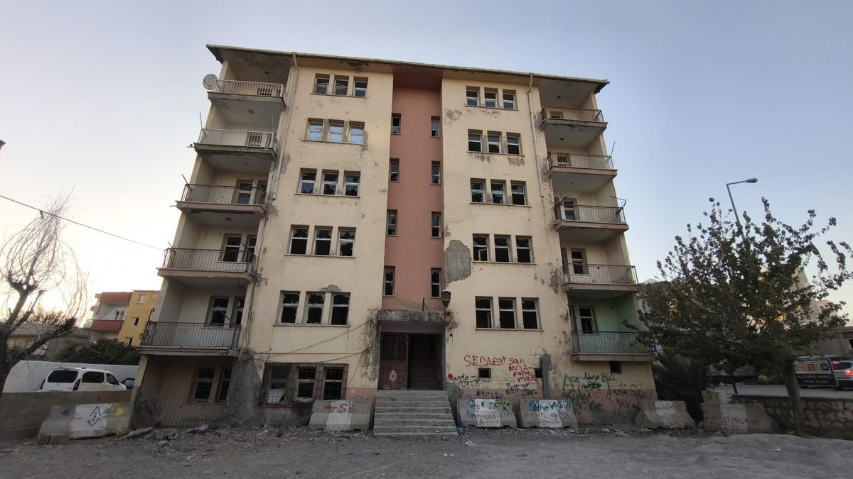 Silopi'deki atıl polis lojmanları yıkılıyor