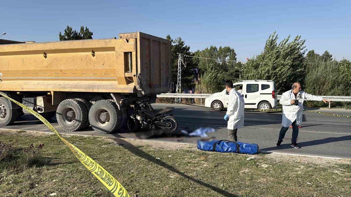 Sivas'ta motosiklet kamyona çarptı: 1 ölü