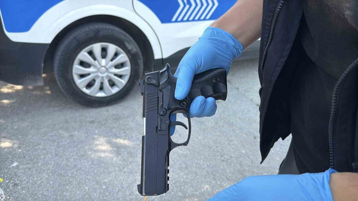 Eskişehir'de kavga: Okul önünde tabanca ve şarjör ele geçirildi