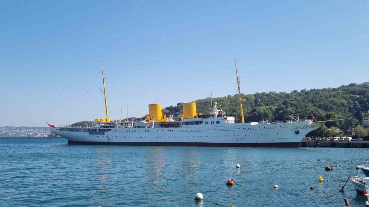 TCG Savarona Büyükdere'de Demirledi