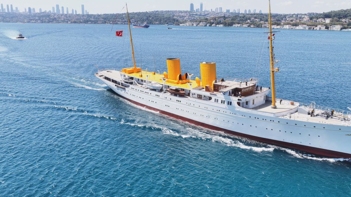 TCG Savarona İstanbul Boğazı'nda demirledi