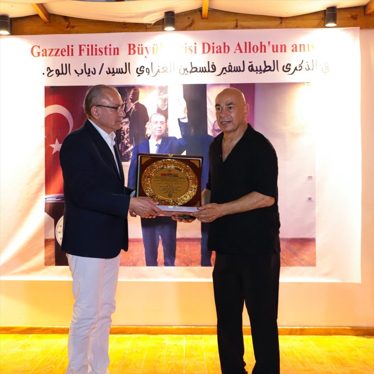 Türkiye'den Mısırlı Teknik Direktöre Filistin Desteği Plaketi