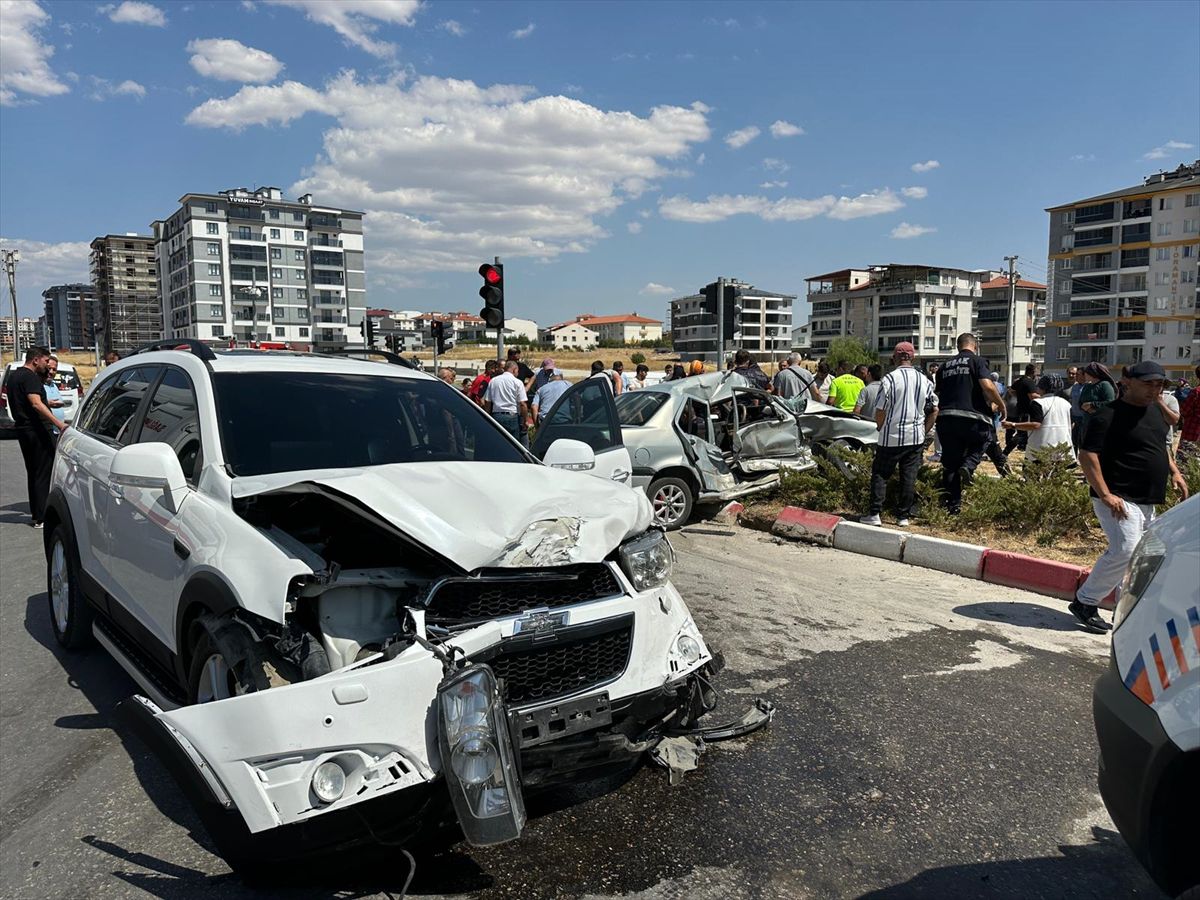 Uşak'ta Kavşakta Çarpışma: 3 Yaralı