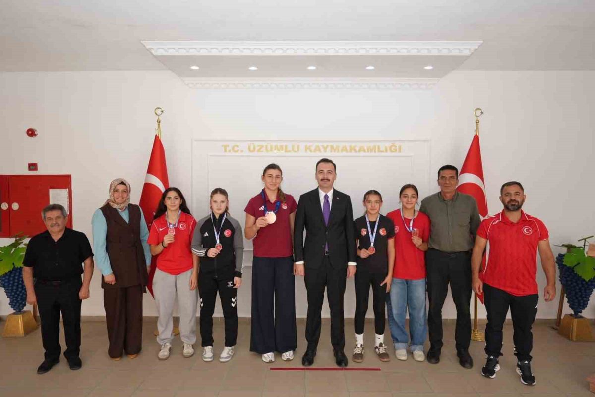 Erzincan'da Başarılı Sporcular Kaymakamı Ziyaret Etti
