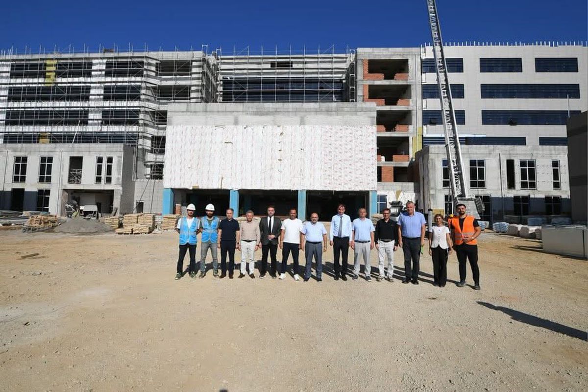 Balıkesir Valisi Ustaoğlu, Edremit'teki Yeni Devlet Hastanesi İnşaatını İnceledi