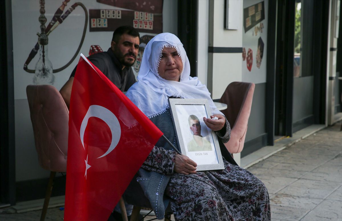 Van'da Ailelerin DEM Parti Önündeki Eylemi Sürüyor