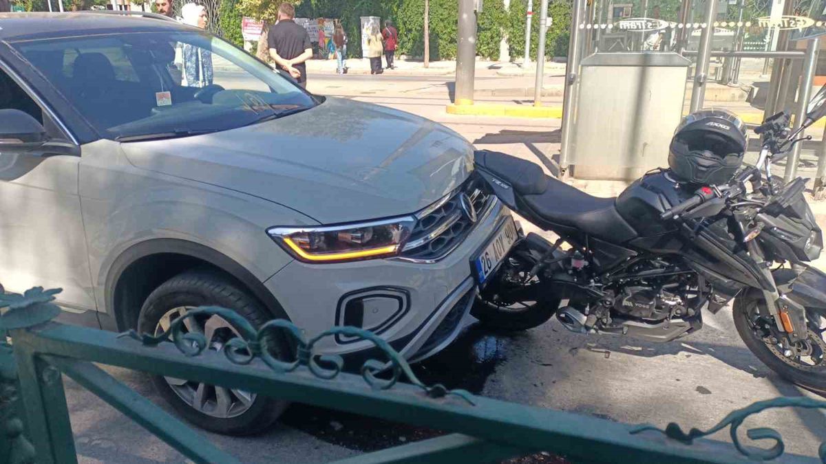 Eskişehir'de Yayalara Yol Veren Motosikletliye Arkadan Çarpma: Maddi Hasarla Atlatıldı
