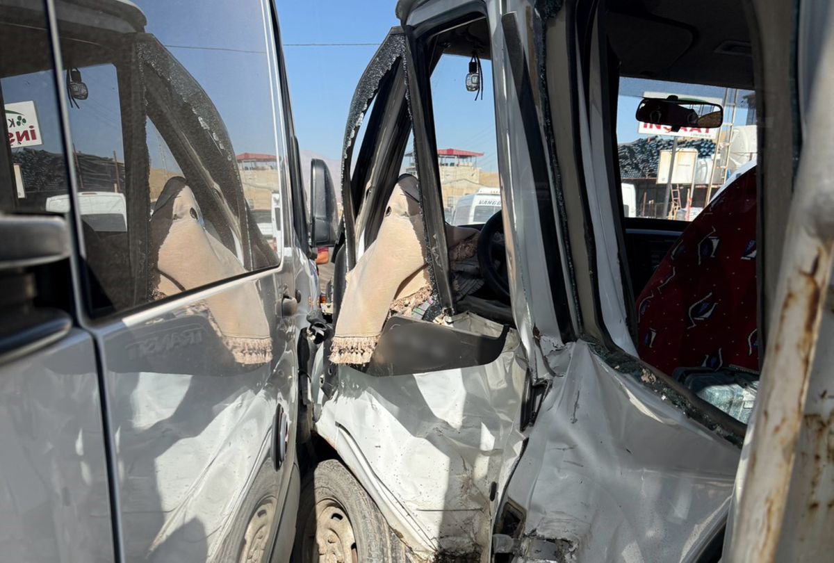 Hakkari'de Minibüs-Kamyonet Çarpışması: 10 Yaralı