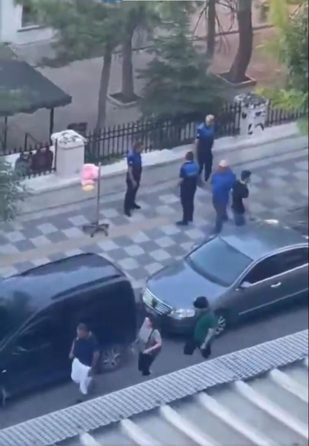 Zabıtalar, engelli adamı tekme tokat dövdü