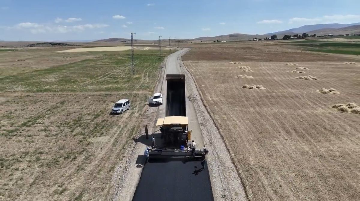 Taşlıçay'da Köy Yollarına 10 Bin Metrekare Parke ve 2,7 Kilometre Asfalt