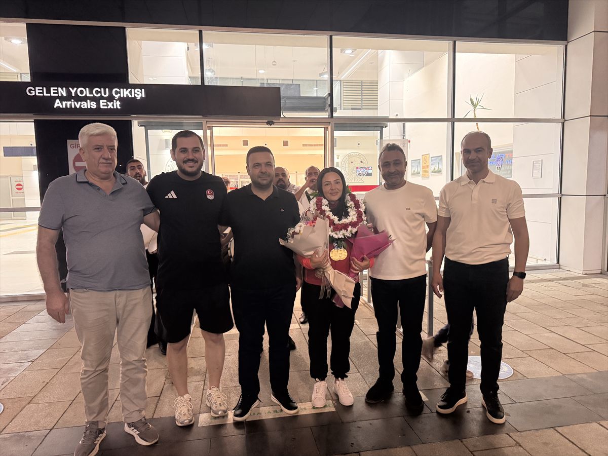 Safiye Temizdemir'e memleketinde kahraman gibi karşılama