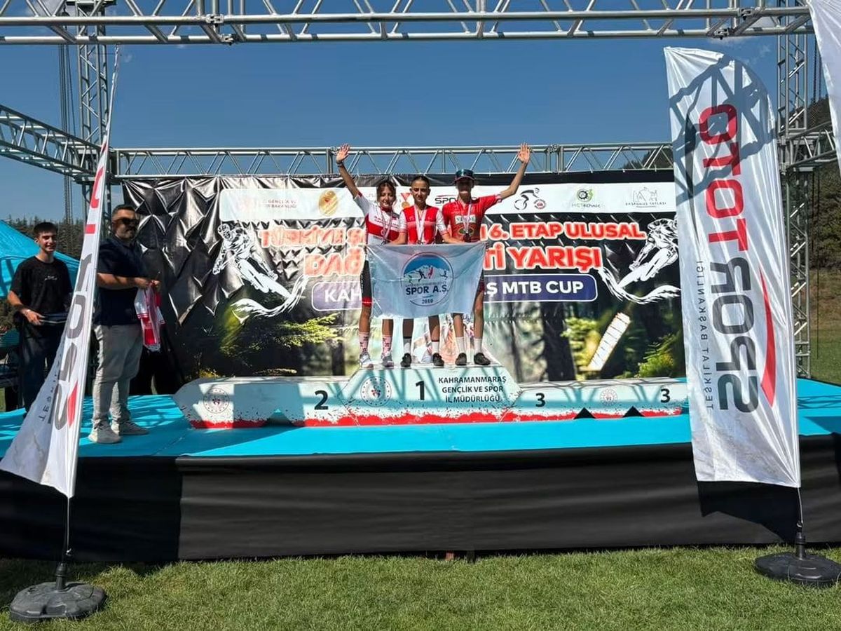 Akhisarlı Bisikletçilerden Türkiye Şampiyonası'nda Büyük Başarı