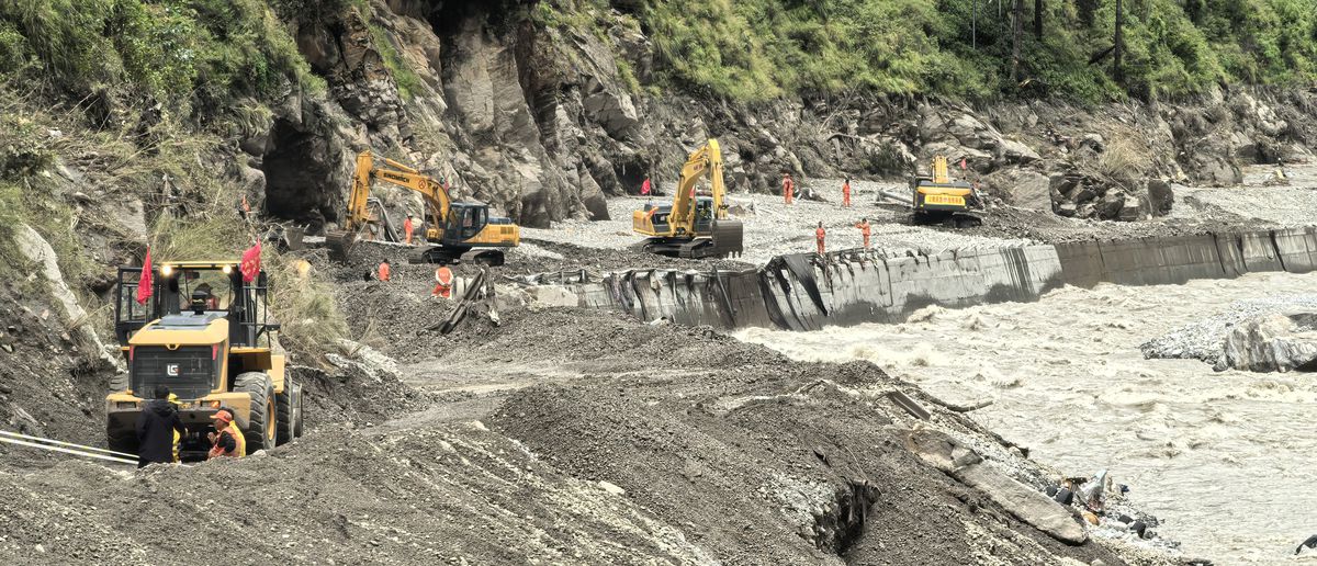 Xizang'da Heyelan Sonrası G216 Karayolunda Acil Kurtarma Çalışmaları