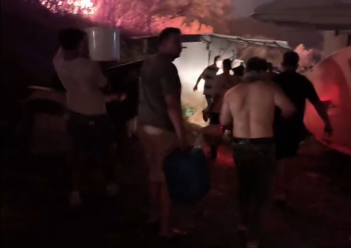 Fethiye'de orman yangınına vatandaşlardan kovalı destek