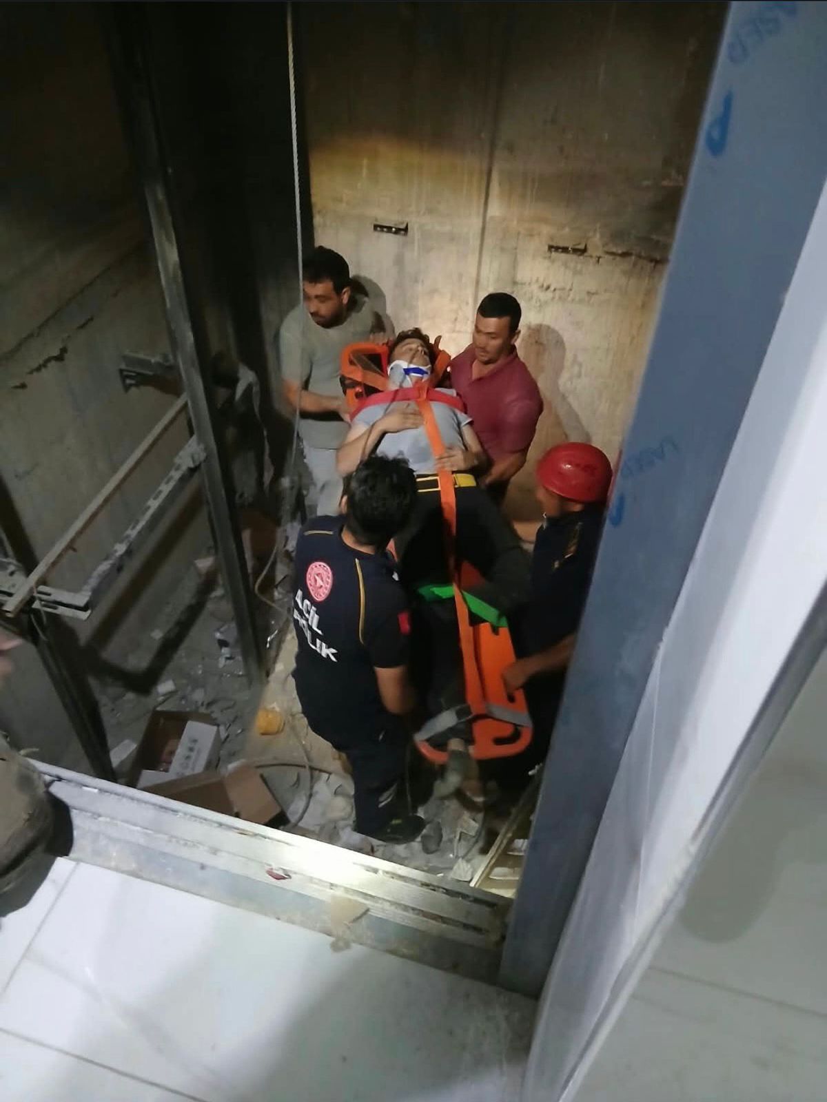 Polatlı'da iki ayrı kaza: Biri asansör boşluğuna, biri çukura düştü