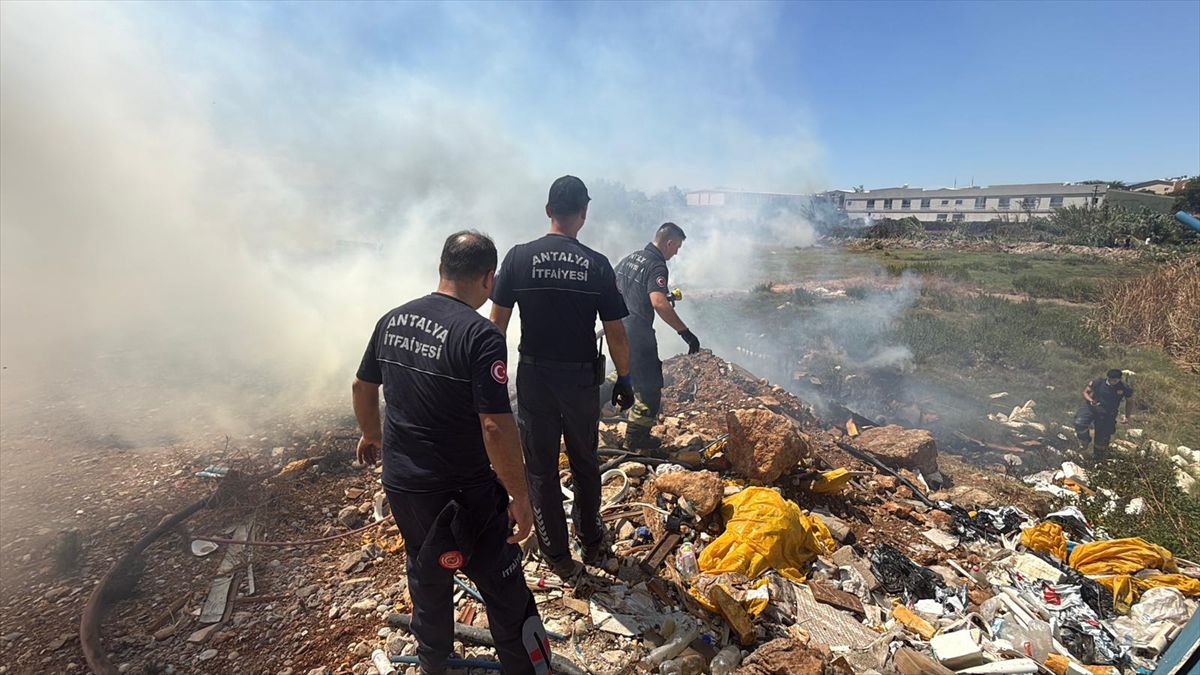 Antalya'da Çalılık Yangını Söndürüldü