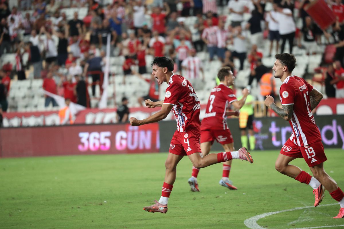 Antalyaspor Evinde Sarıyer’e 2-1 Mağlup Oldu