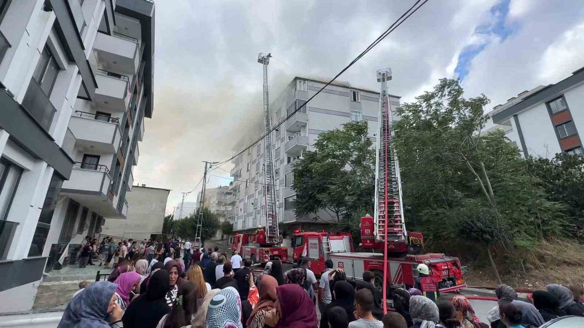 Avcılar'da Çatı Yangını Komşu Binaya Sıçradı