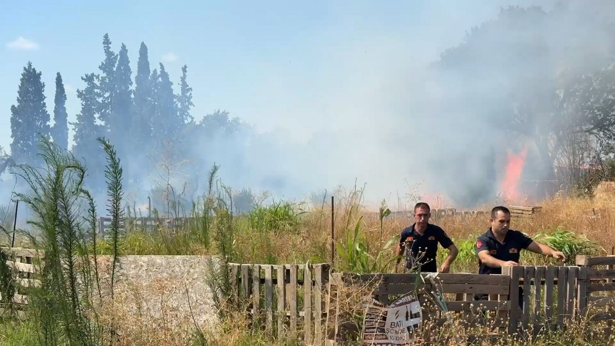 Efeler'de Otluk Yangını Villalara Yaklaştı