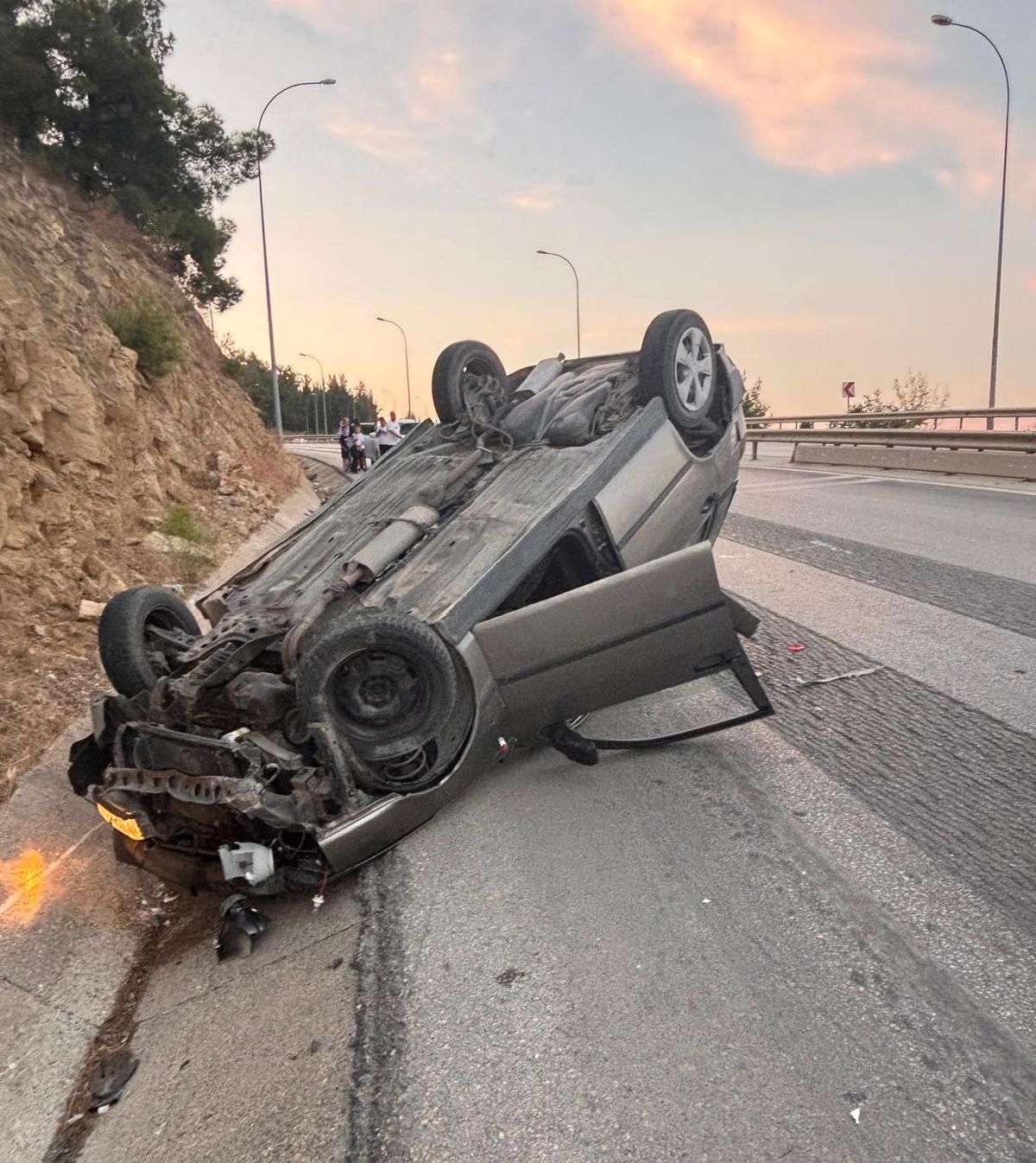 Bilecik'te Otomobil Ters Döndü: Sürücü Yaralandı