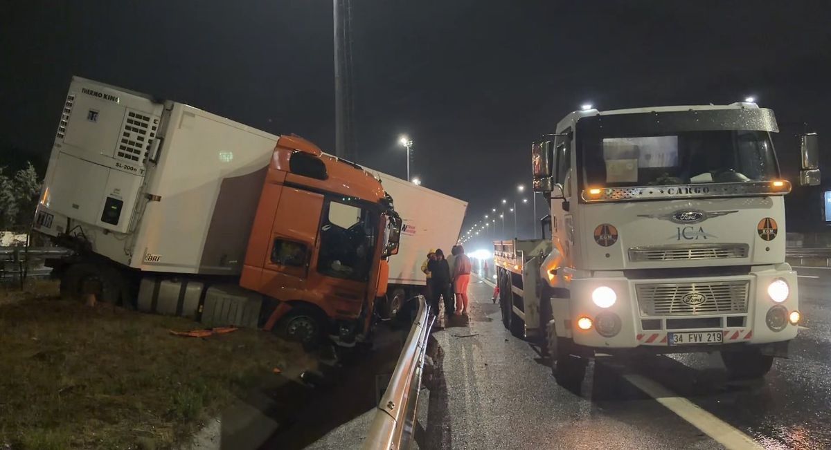Kuzey Marmara Otoyolu'nda TIR Bariyere Çarptı