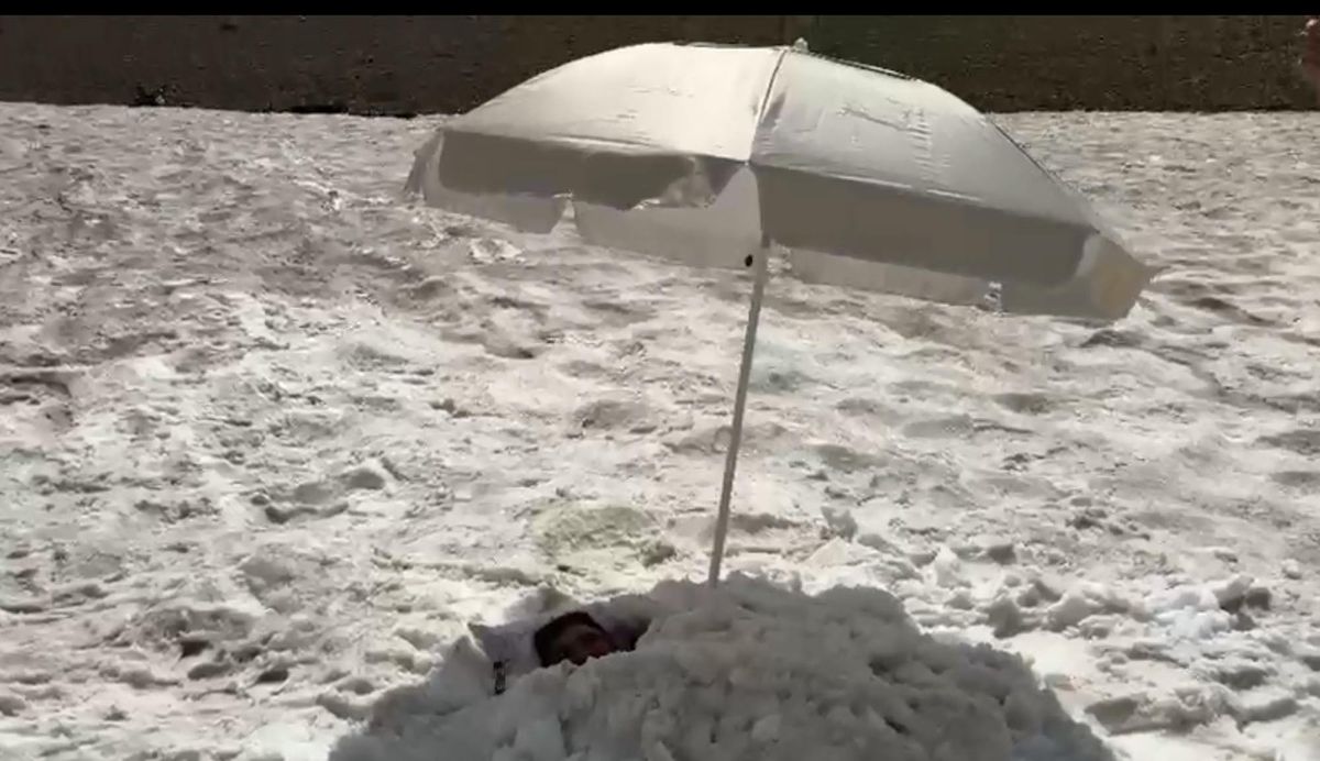 Şehir sıcaktan kavruldu, onlar karın tadını çıkardı