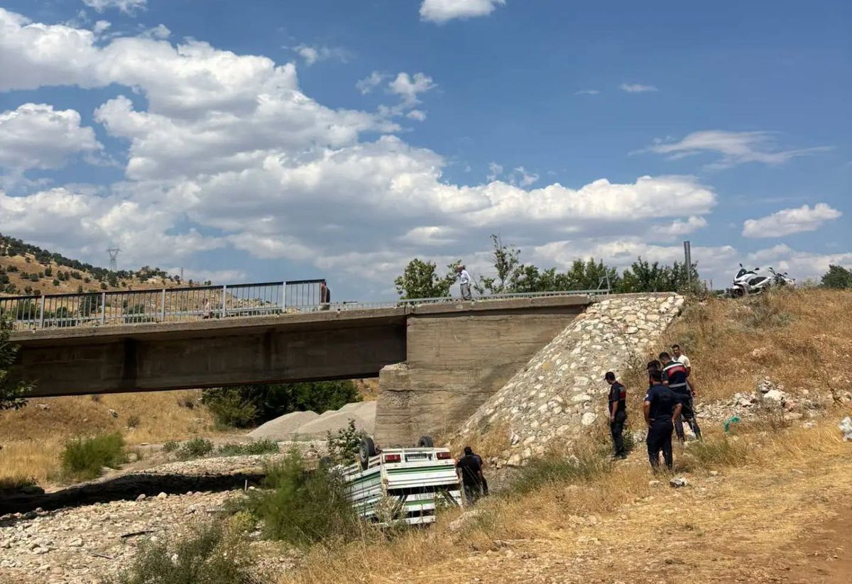 Gerger'de Kamyonet Dereye Uçtu: 1 Ağır Yaralı