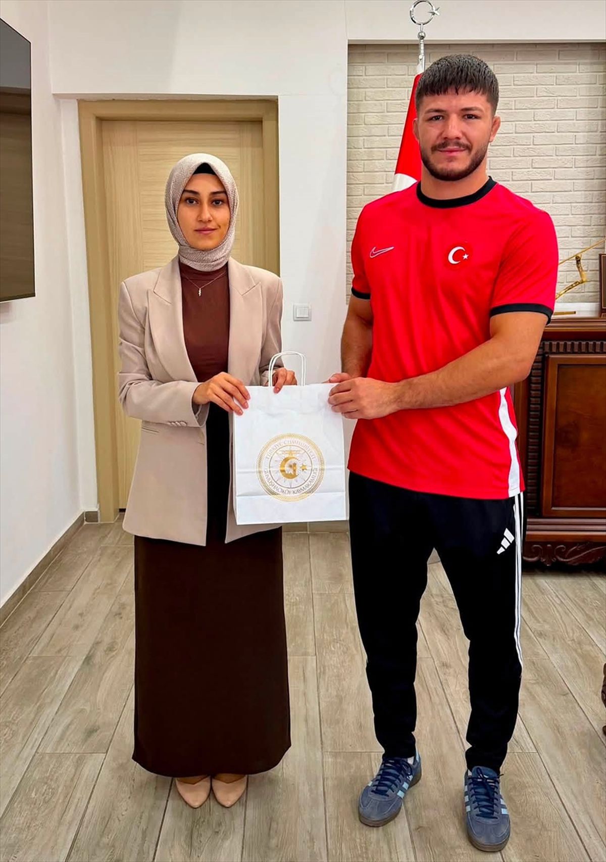 Gümüşhacıköylü güreşçiden kaymakama ziyaret
