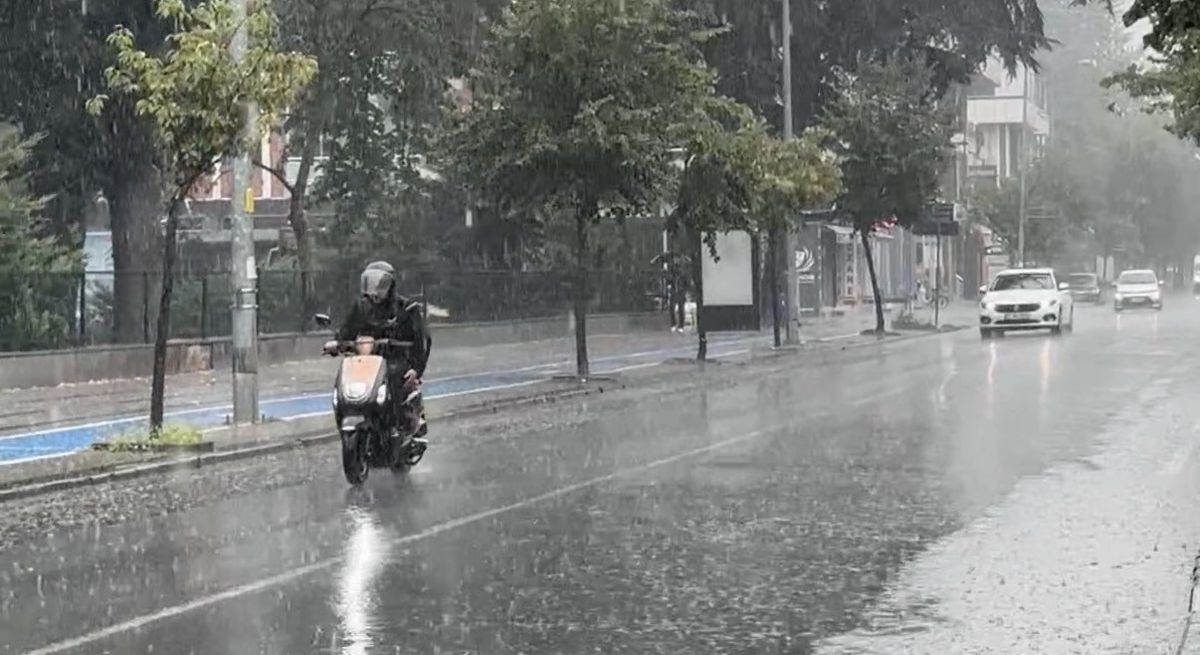 Düzce'de Kuvvetli Yağış Trafiği Olumsuz Etkiledi