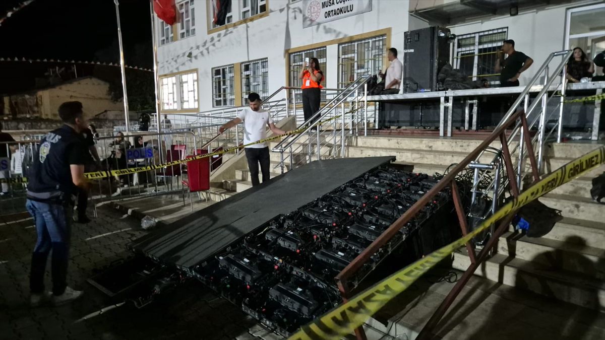 Elazığ'da festivalde LED ekran devrildi: 5 yaralı